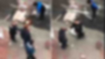 Tablası devrilen çocuklara yardıma gelen vatandaşın hareketi görenlerin içini ısıttı