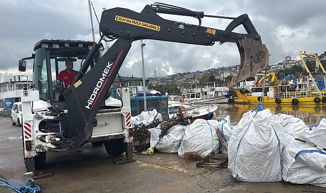 İzmit Körfezi’nde yağış sonrası temizlik mesaisi