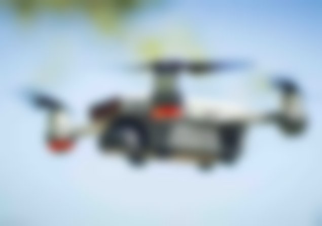 Yangında mahsur kalanları kurtarmak için drone yaptılar